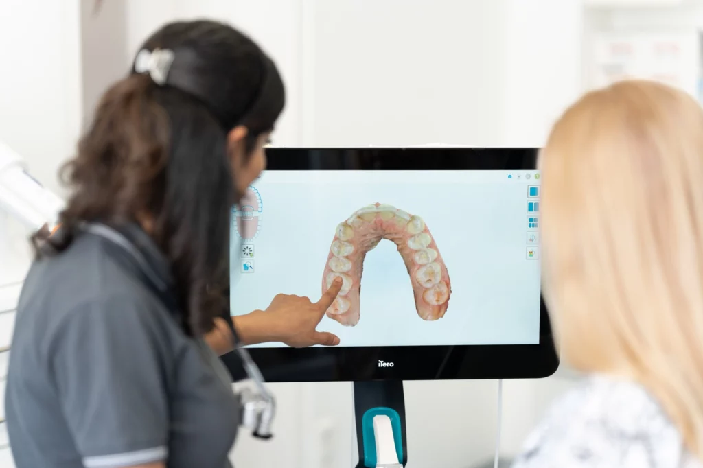 Zahnärztin erklärt Behandlung anhand von digitaler Bildgebung in Zahnarztpraxis Hannover Lister Platz